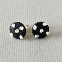 本革ドット刺繍ピアス 　小ぶりで軽い シンプル上品〈モノトーン〉