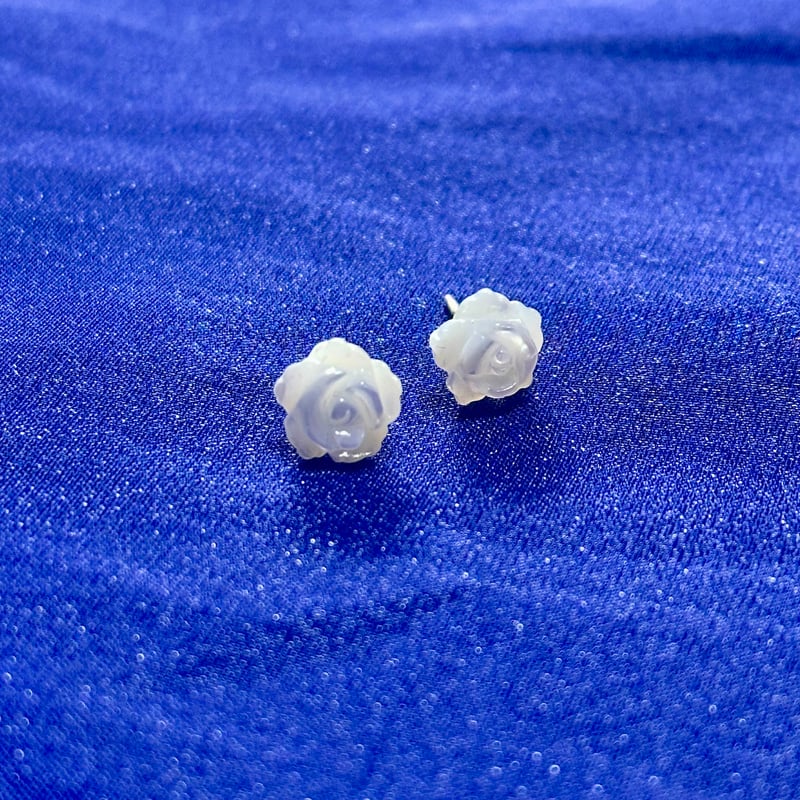 マザーオブパール 薔薇ピアス｜天然石シェル・白いバラ彫刻（シルバー