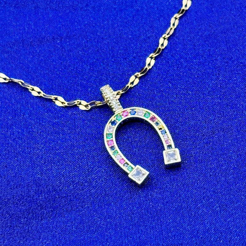 カラフルストーン馬蹄ネックレス｜幸運のお守りジュエリー