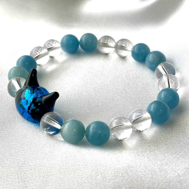 アクアマリンと猫　肉球　天然石　パワーストーン猫　猫の置物 天然石猫チャーム*アクアマリン｜スタジオバットニャン