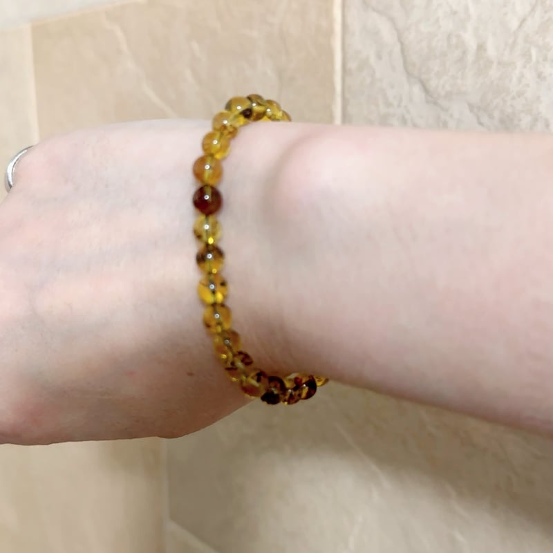 ブルーアンバー（琥珀）｜光に反応して青く輝く天然ブレスレット