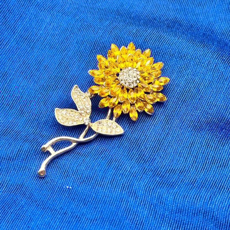 ひまわりの煌めきブローチ｜キラキラ咲く太陽の花 | ジュエリー春日