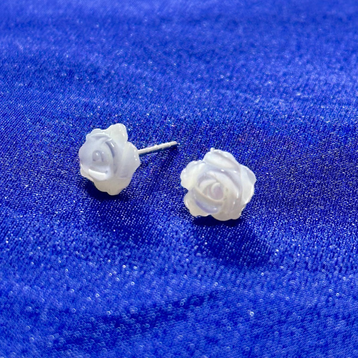 マザーオブパール 薔薇ピアス｜天然石シェル・白いバラ彫刻（シルバー
