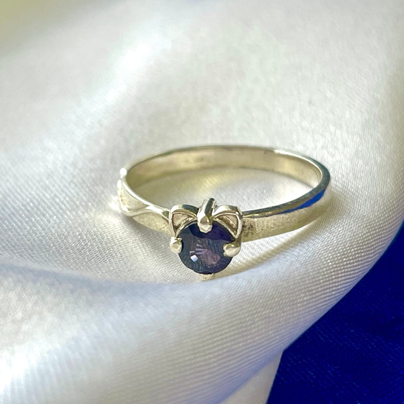 ねこ守りシリーズ】猫ちゃんリング/ガーネット | ジュエリー春日