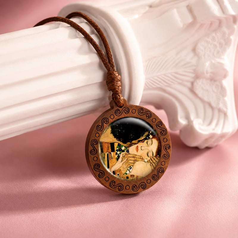クリムト《接吻》木製ネックレス｜静かな愛を纏う名画アート