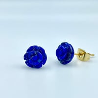 【アレルギー対応】天然石薔薇ラピスラズリのスタッドピアス