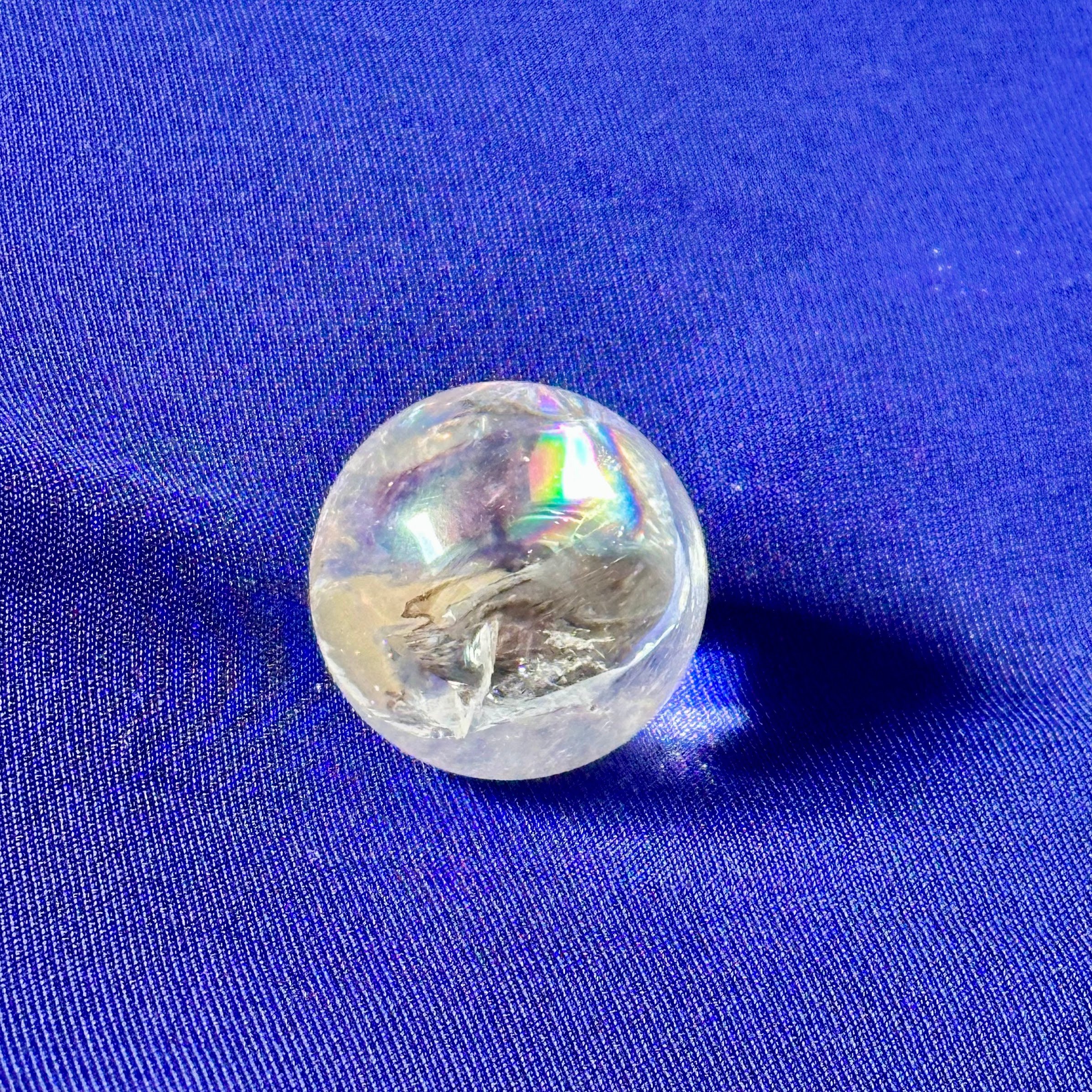 虹入り水晶 丸玉｜浄化と癒しをもたらすクラック水晶パワーストーン