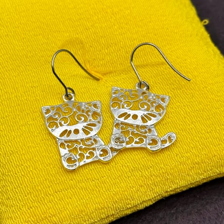 唐草模様 透かし 猫ピアス｜和モダンな大人の猫アクセサリー