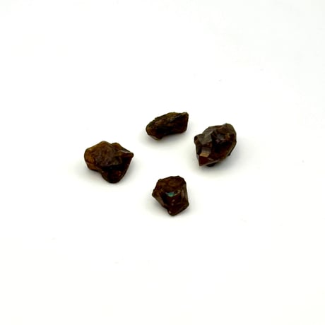 レインボーガーネット原石セット｜天川村産・虹色に輝く希少石4粒＋展示台（アクリル板＋粘土）付属
