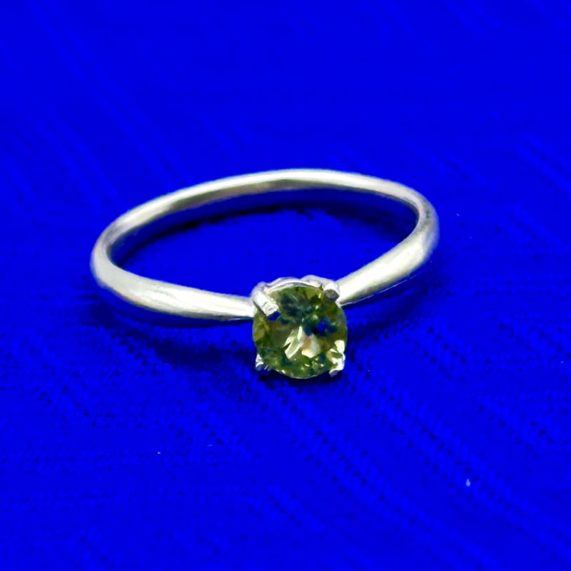 ペリドットリング｜一粒の輝きで叶える8月誕生石ジュエリー