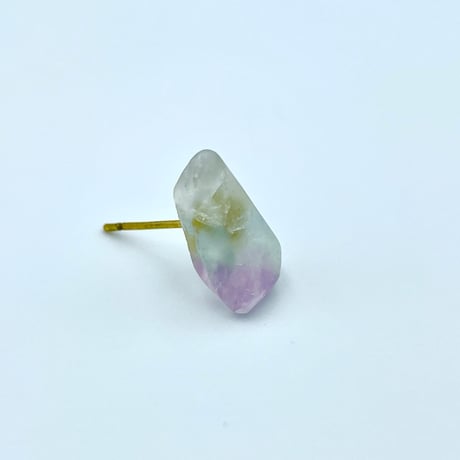 蛍光 フローライトの原石ピアス/グリーン