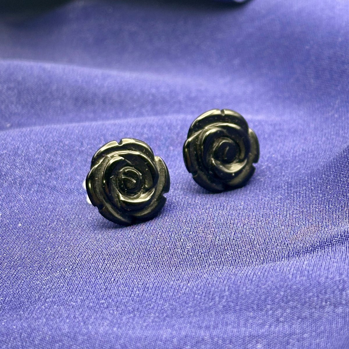 オニキス薔薇とアメジストとガーネットのピアス 黒薔薇ピアス｜天然石オニキス薔薇ピアス | ジュエリー春日