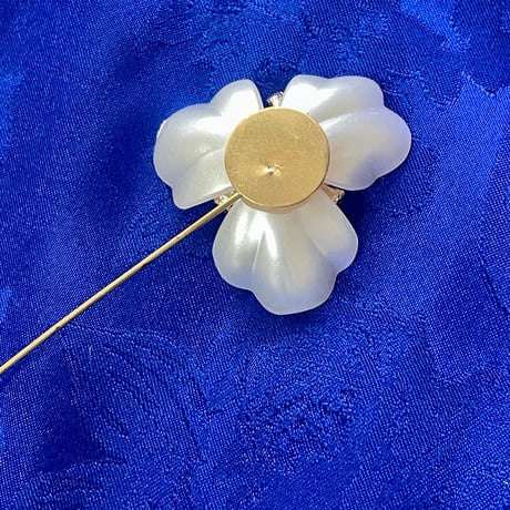 花ブローチ 白 × ゴールド プラスチックパール 上品アクセサリー