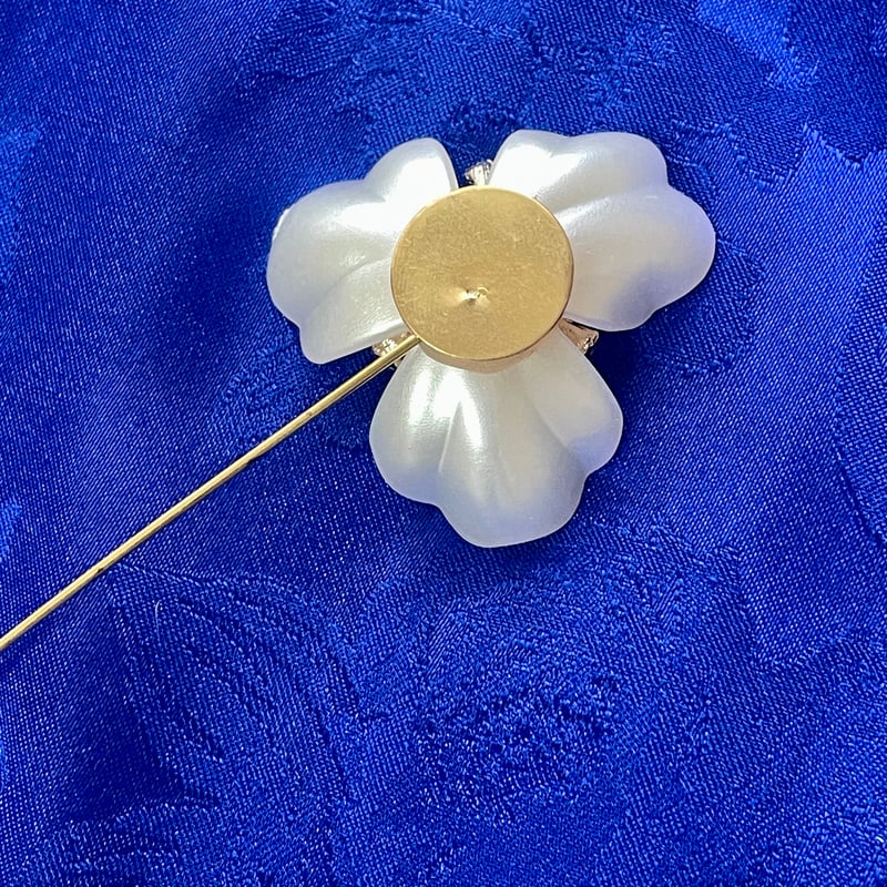 花ブローチ 白 × ゴールド プラスチックパール 上品アクセサリー