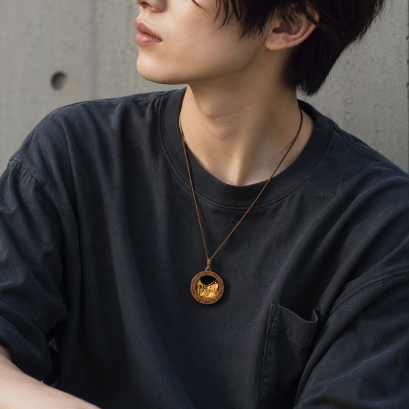 クリムト《接吻》木製ネックレス｜静かな愛を纏う名画アート