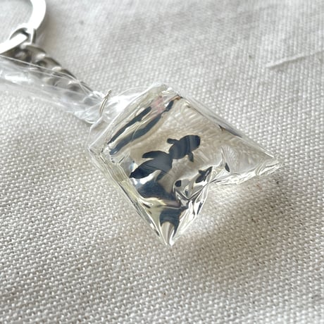 黒金魚のちいさな袋 ― レジンキーホルダー ―