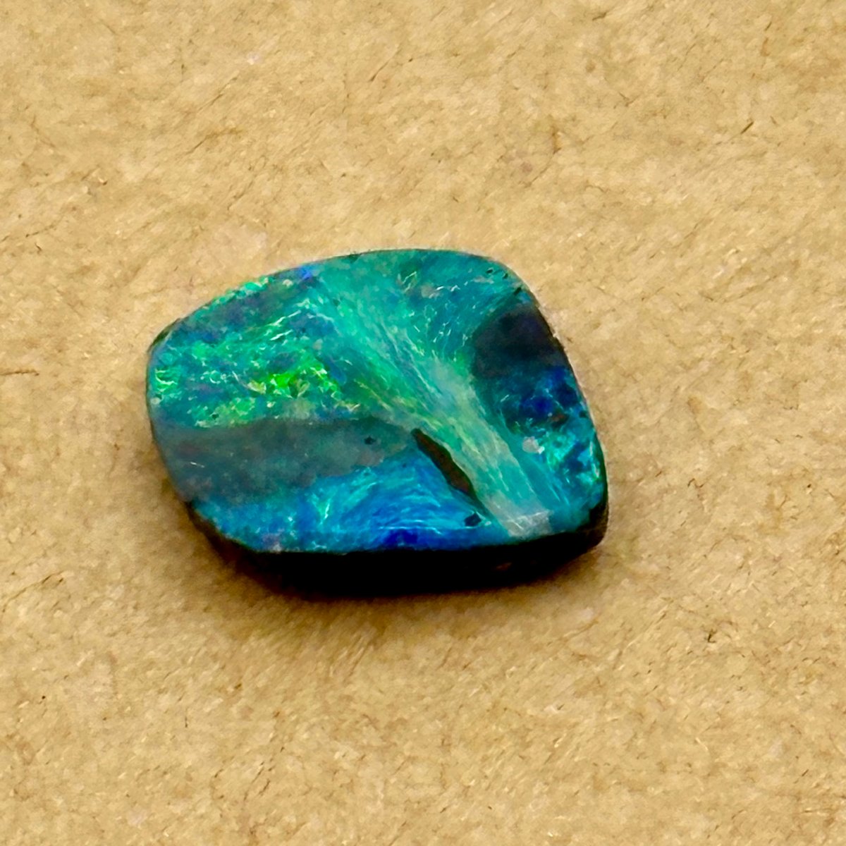 【天然ボルダーオパールルース2石】 天然ボルダーオパール 2.61ct 【グリーン遊色】