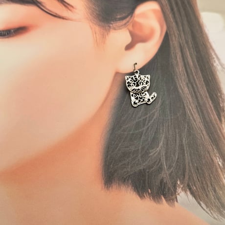 唐草模様 透かし 猫ピアス｜和モダンな大人の猫アクセサリー