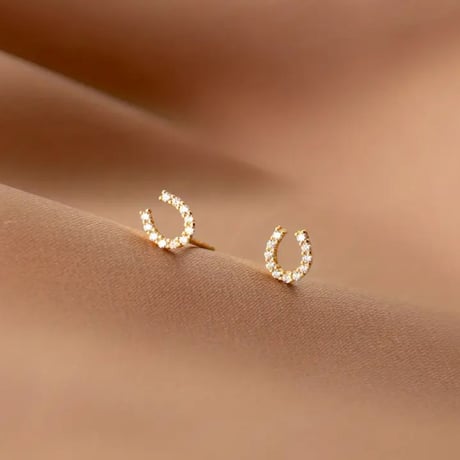 馬蹄（ホースシュー）ピアス｜日々のきらめき