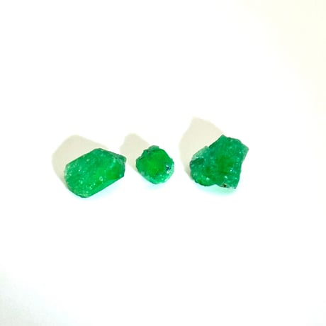 【5月誕生石】エメラルド原石詰合せ｜3石 4.20ct