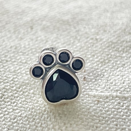 【ねこ守りシリーズ】ねこ守りピアス ーオニキスの足跡ー