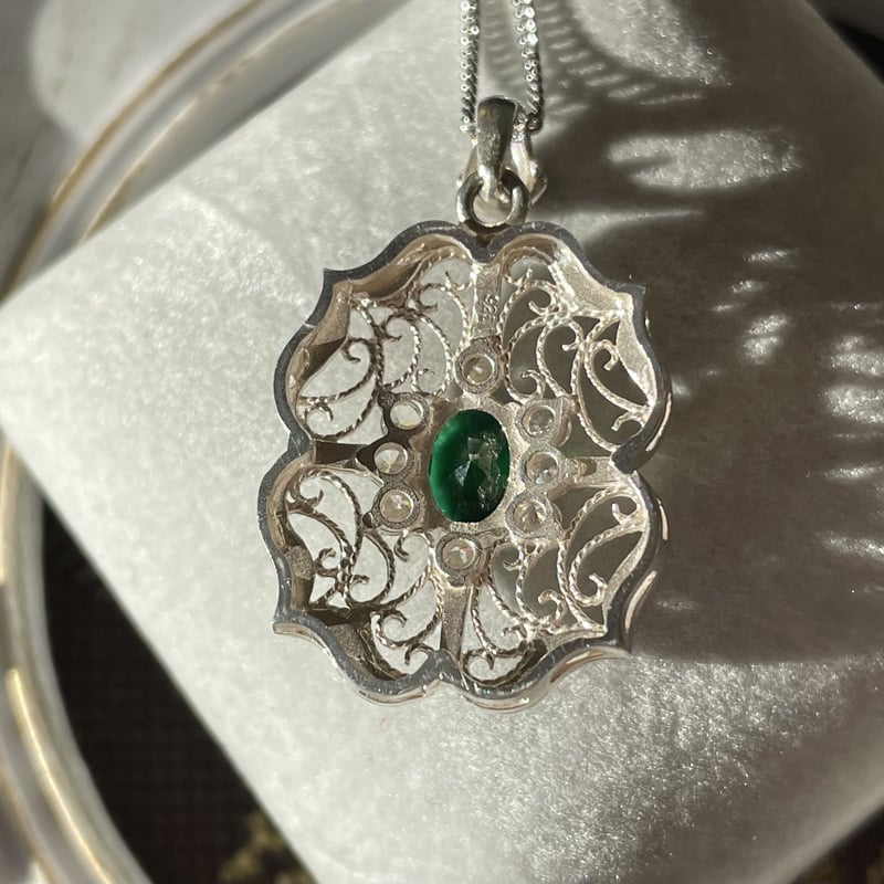 唐草模様ネックレス｜エメラルドカラー | ジュエリー春日