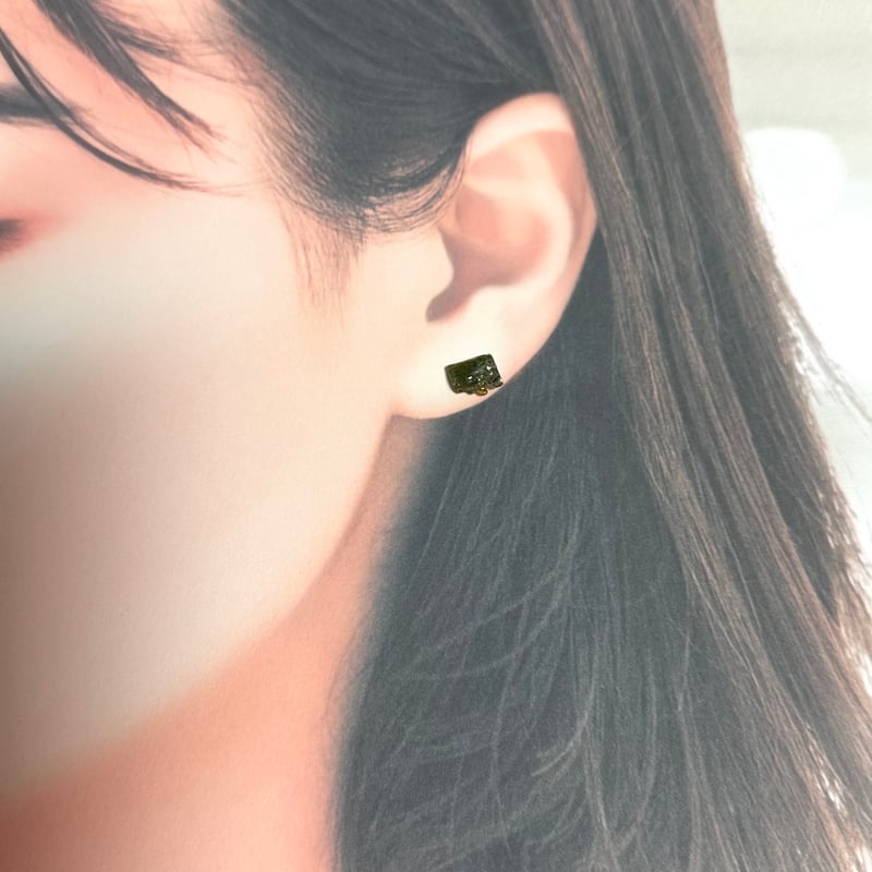グリーントルマリン原石ピアスセット｜個性きらめく、天然石の一点