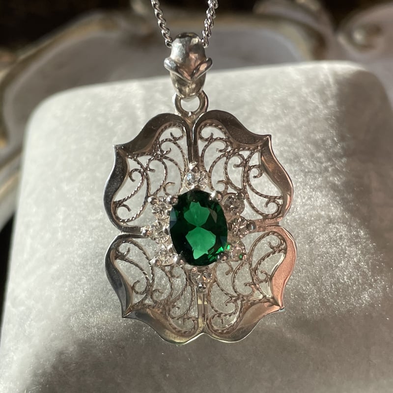 唐草模様ネックレス｜エメラルドカラー | ジュエリー春日