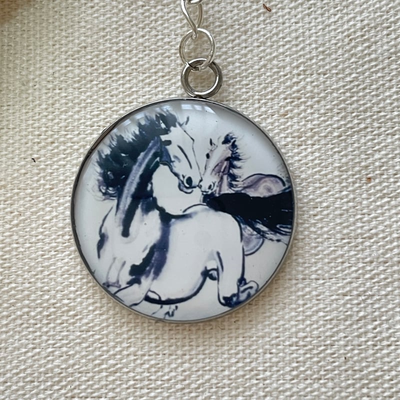 徐悲鴻《2匹の馬》キーホルダー｜午年・馬の推し活に | ジュエリー春日
