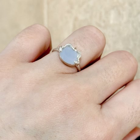 【ねこ守りシリーズ】ねこの匠枠リング｜猫カット カルセドニー3.09ct〈個性きらめくセッティング〉