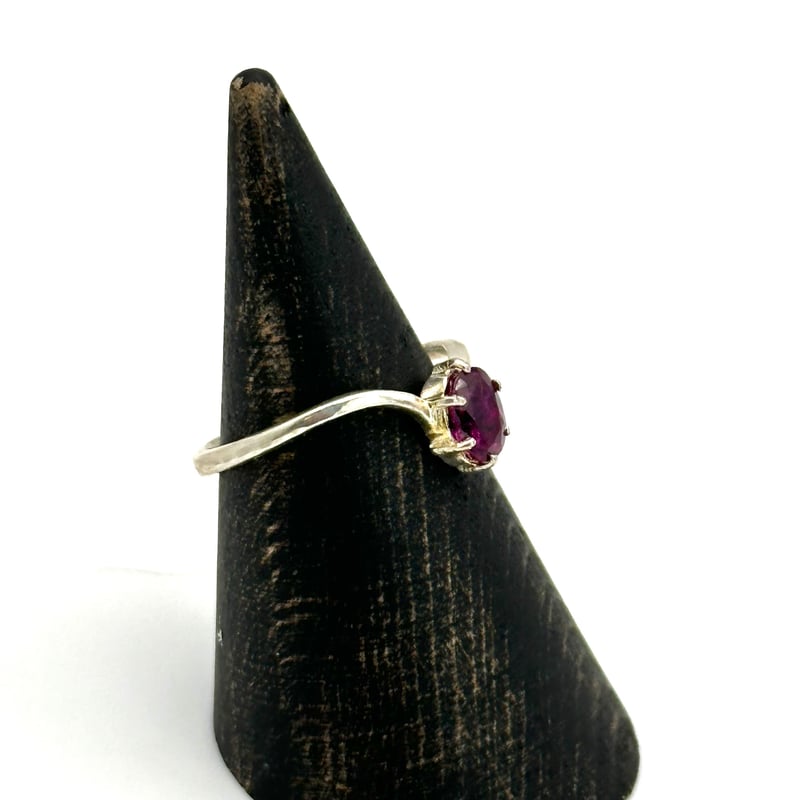 注目カラー宝石】ロードライトガーネットのV字デザインリング