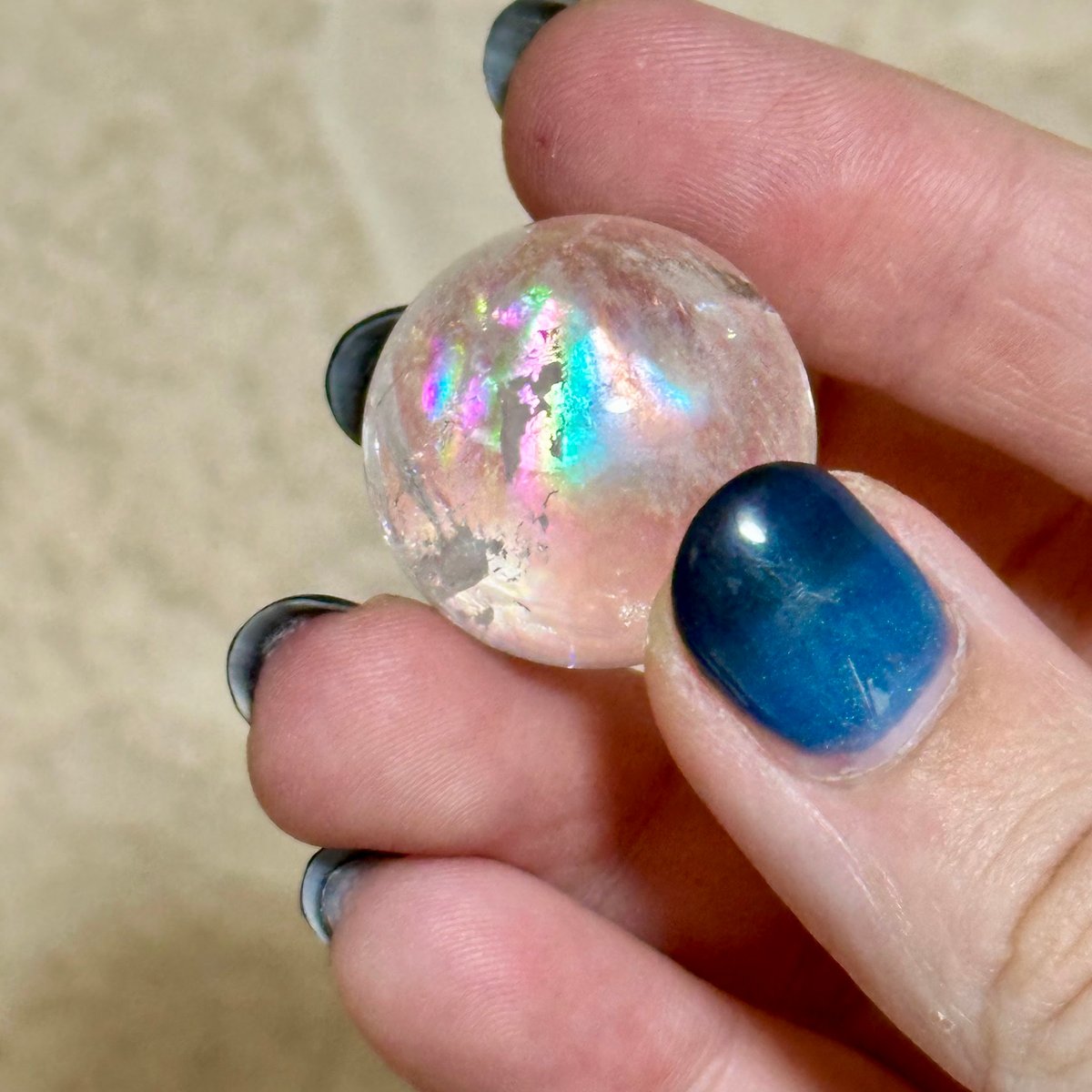 ✳️☆逸品☆透明度とギラギラ煌めくクラックと虹‼️✨レインボー 水晶 丸玉 天然石 ✳️☆逸品☆透明度とギラギラ煌めくクラックと虹