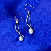 揺れるパールピアス ゴールドカラー｜淡水真珠 アレルギー対応