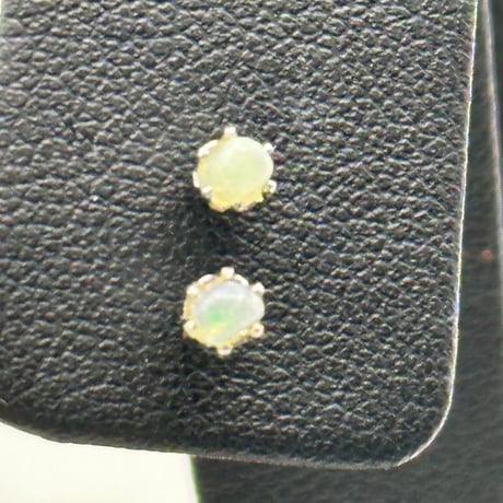 【再販2】オパールの極小ピアス｜10月誕生石