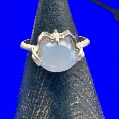 【ねこ守りシリーズ】ねこの匠枠リング｜猫カット カルセドニー3.09ct〈個性きらめくセッティング〉