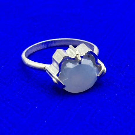 【ねこ守りシリーズ】ねこの匠枠リング｜猫カット カルセドニー3.09ct〈個性きらめくセッティング〉