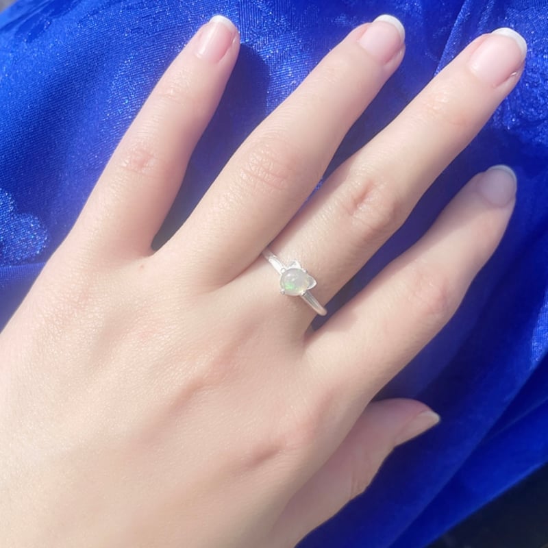 ねこ守りシリーズ】猫ちゃんリング｜天然石オパール｜10月の誕生石