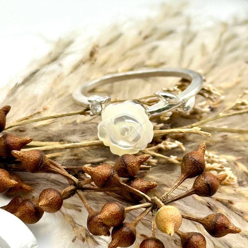 自然古生物学の標本マザーオブパール原石のホームジュエリーの装飾 マザーオブパールの白薔薇リング｜葉モチーフが彩る自然派