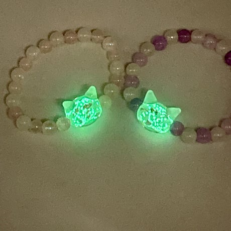 【大人からお子様】蓄光ホタルガラス（猫玉）のキッズ用ブレスレット/天然石 ムーンストーン、ローズクオーツ、アメジスト