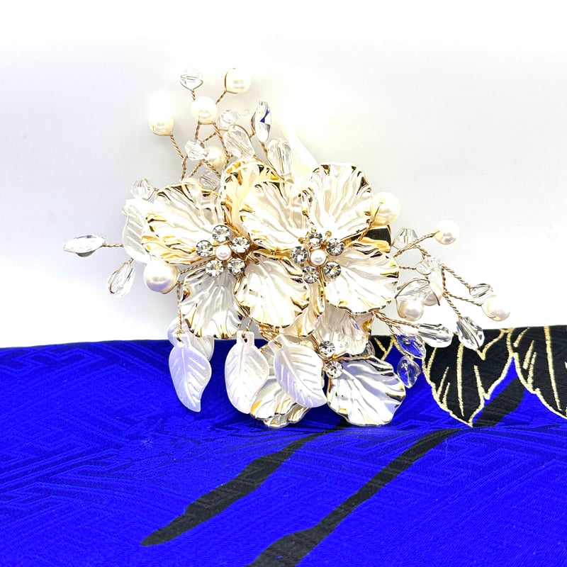 パールフラワーヘアクリップ｜繊細な花びらと輝きの髪飾り