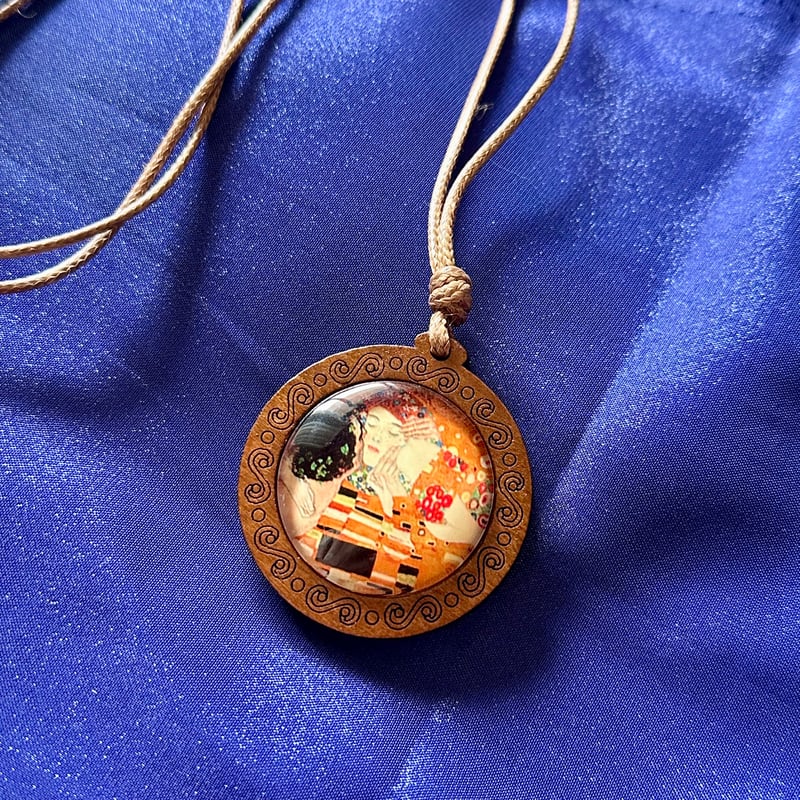 クリムト《接吻》木製ネックレス｜名画アクセサリーアートペンダント