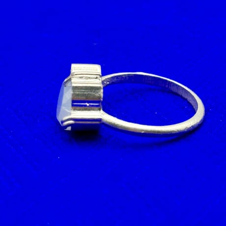 【ねこ守りシリーズ】ねこの匠枠リング｜猫カット カルセドニー3.09ct〈個性きらめくセッティング〉