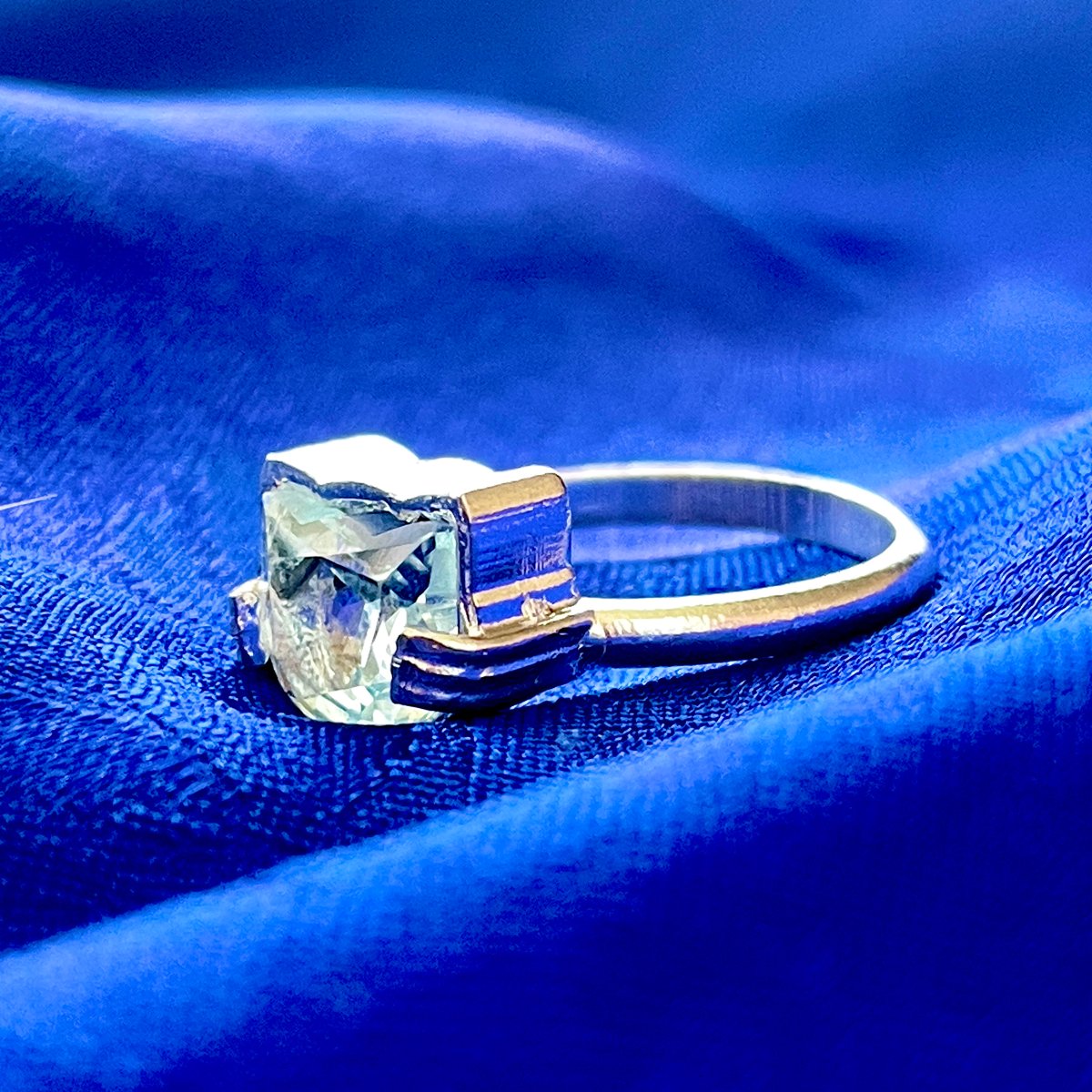 宝石ルース 『とても可愛いネコちゃんカット』高品質ブルートパーズの