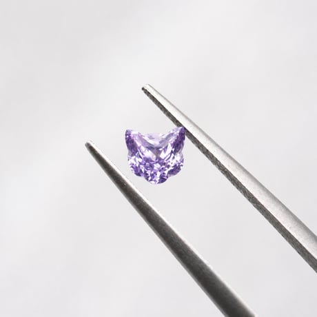 猫カットルース｜紫水晶のような輝き・お守り猫ストーン