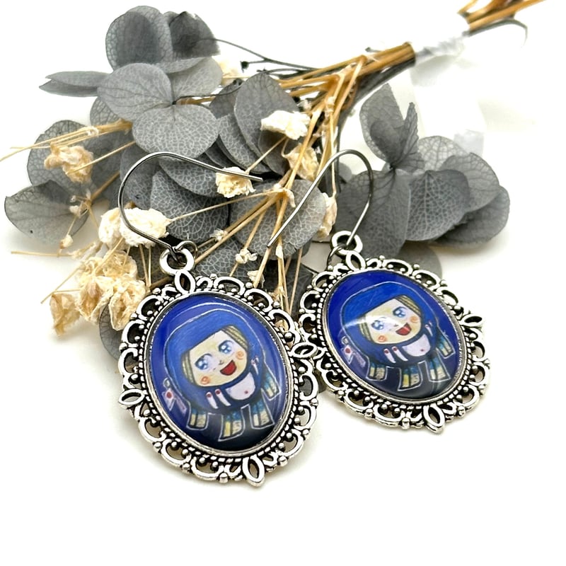 保守派の推し活に｜現代画家ザビちゃんコラボ《日本国旗 青ダルマ