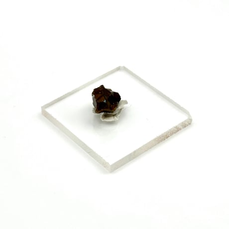 レインボーガーネット原石セット｜天川村産・虹色に輝く希少石4粒＋展示台（アクリル板＋粘土）付属