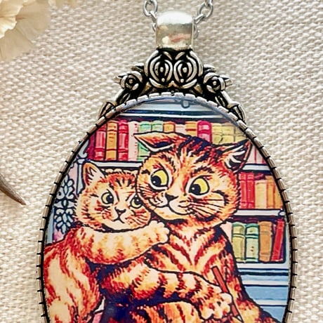 【限定一点】猫の画家ルイス・ウエイン「本棚の猫の親子」/アンティーク調ローズネックレスL/世界の名画アクセサリー