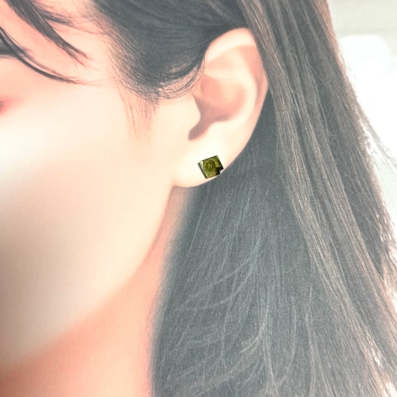 グリーントルマリン原石ピアスセット｜個性きらめく、天然石の一点
