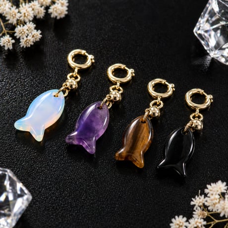 魚モチーフ天然石チャーム｜ミニサイズ・小さな幸運を運ぶお守りアクセサリー