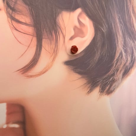 天然石薔薇彫刻 赤珊瑚のスタッドピアス/アレルギー対応